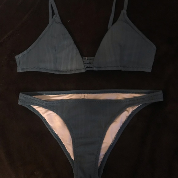 Bikini - Picture 1 of 3